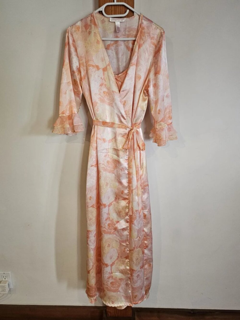 Romantic 1990s Vintage Oscar de la Renta Pink Label Peignoir Set